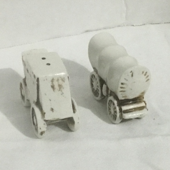 Cute little vintage western chuck wagon and carriage salt and pepper shakers - Picture 2 of 5